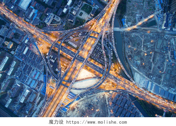 杭州晚上的交通十字路口鸟瞰图
